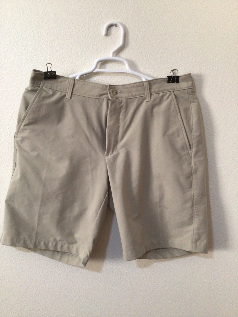 Under Armour Men's Flat-Front Khaki Shorts - Light Tan